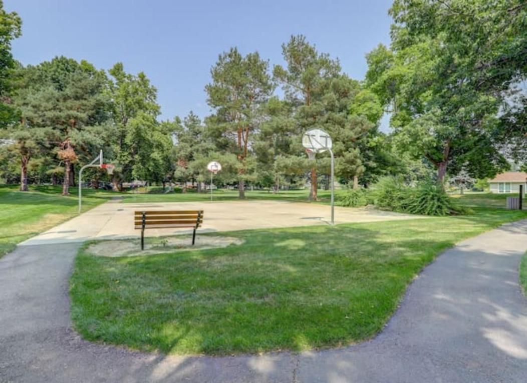 Experience Nirvana With Artwork Collections From Around The Globe Located In Lakewood Neighborhood In Se Boise Next To A Park, Minutes From Bown Crossing And The Boise River, 10 Minutes To Downtown, 4 Beds, Sleeps 8, Pets Welcome In Large Fenced In Y Kültér fotó