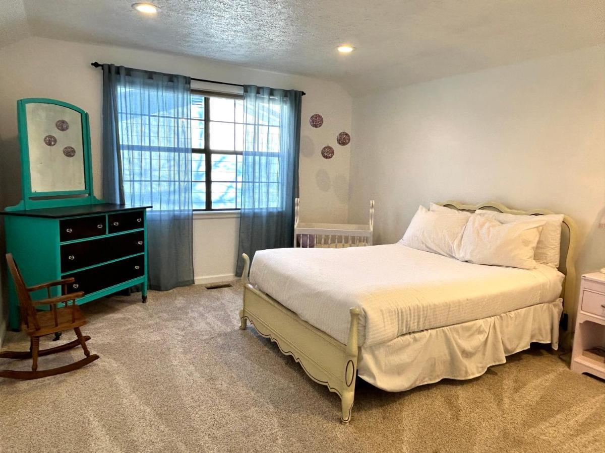 Experience Nirvana With Artwork Collections From Around The Globe Located In Lakewood Neighborhood In Se Boise Next To A Park, Minutes From Bown Crossing And The Boise River, 10 Minutes To Downtown, 4 Beds, Sleeps 8, Pets Welcome In Large Fenced In Y Kültér fotó