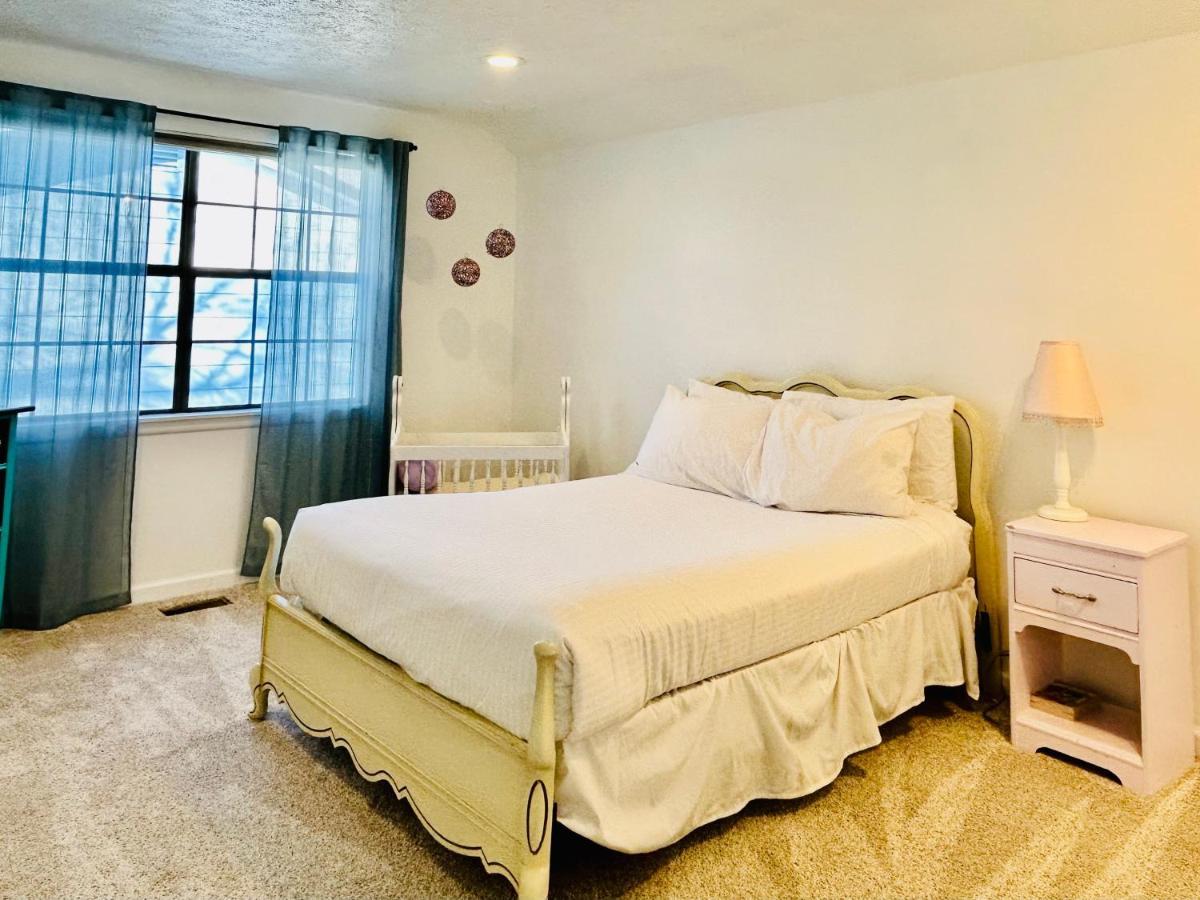 Experience Nirvana With Artwork Collections From Around The Globe Located In Lakewood Neighborhood In Se Boise Next To A Park, Minutes From Bown Crossing And The Boise River, 10 Minutes To Downtown, 4 Beds, Sleeps 8, Pets Welcome In Large Fenced In Y Kültér fotó